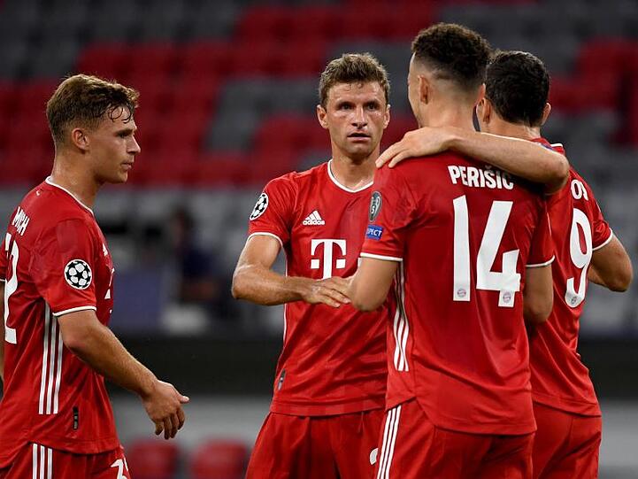 Bayerns Ivan Perisic (2.v.r.) jubelt nach seinem Treffer zum 2:0 mit den Mannschaftskameraden Müller (2.v.l.), Lewandowski (r) und Kimmich (l).