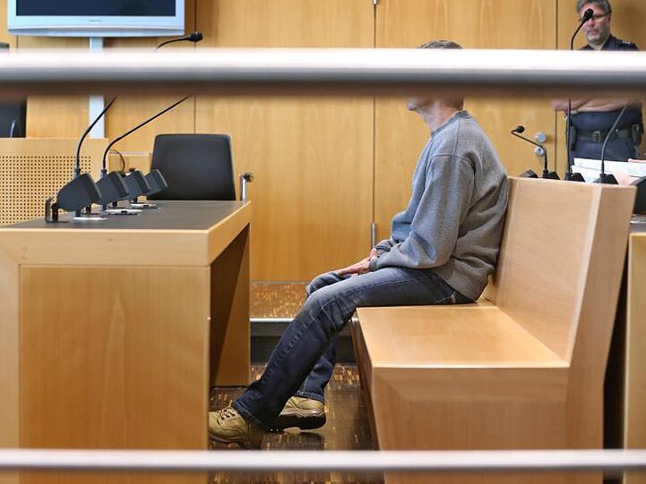 Ein 50-Jähriger sitzt im Augsburger Strafjustizzentrum auf der Anklagebank. Foto: Karl-Josef Hildenbrand/Archivbild