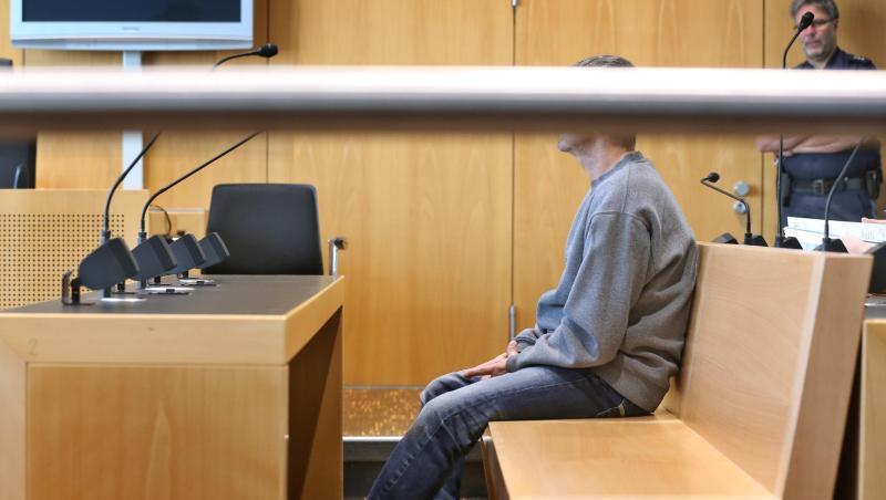Ein 50-Jähriger sitzt im Augsburger Strafjustizzentrum auf der Anklagebank. Foto: Karl-Josef Hildenbrand/Archivbild Ein 50-Jähriger sitzt im Augsburger Strafjustizzentrum auf der Anklagebank. Foto: Karl-Josef Hildenbrand/Archivbild