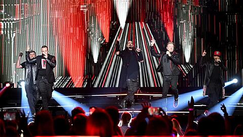 Die Backstreet Boys in der Münchner Olympiahalle: AJ MacLean, Brian Littrell, Kevin Richardson, Sänger Howie Dorough und Nick Carter (von links).