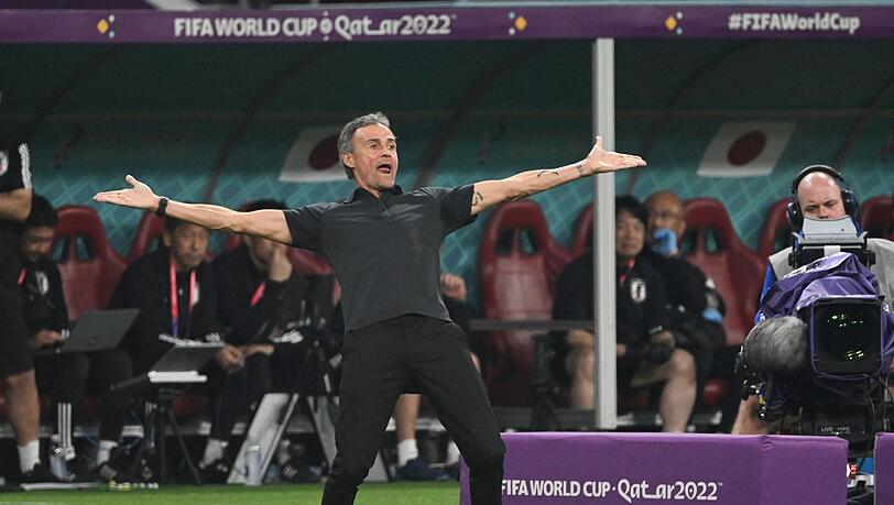 Spaniens Trainer Luis Enrique regt sich über die Leistung seiner Spieler im Spiel gegen Japan auf.