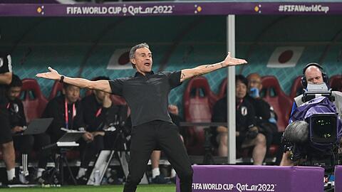 Spaniens Trainer Luis Enrique regt sich über die Leistung seiner Spieler im Spiel gegen Japan auf.