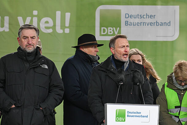 Bundesfinanzminister Christian Lindner (FDP) spricht bei einem Bauernprotest. Bundesfinanzminister Christian Lindner (FDP) spricht bei einem Bauernprotest.