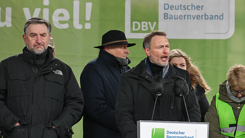 Bundesfinanzminister Christian Lindner (FDP) spricht bei einem Bauernprotest. Bundesfinanzminister Christian Lindner (FDP) spricht bei einem Bauernprotest.