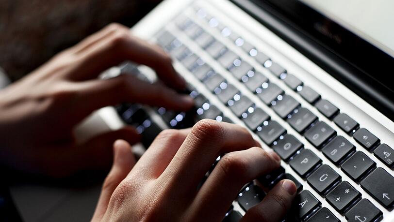 Der verstärkte Einsatz von KI könnte laut der Studie das Bruttoinlandsprodukt jährlich um 0,8 Prozentpunkte wachsen lassen. Der verstärkte Einsatz von KI könnte laut der Studie das Bruttoinlandsprodukt jährlich um 0,8 Prozentpunkte wachsen lassen.