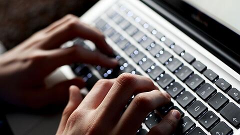 Der verstärkte Einsatz von KI könnte laut der Studie das Bruttoinlandsprodukt jährlich um 0,8 Prozentpunkte wachsen lassen.