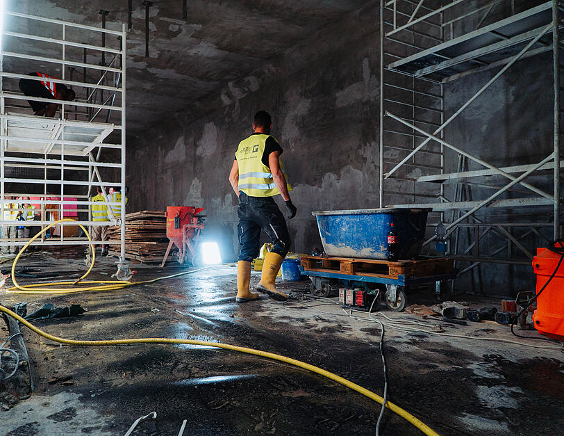 Frischer Beton trocknet an den Wänden und an der Decke im U-Bahnhof Goetheplatz. Die Bewehrungen darunter wurden ertüchtigt. Frischer Beton trocknet an den Wänden und an der Decke im U-Bahnhof Goetheplatz. Die Bewehrungen darunter wurden ertüchtigt.