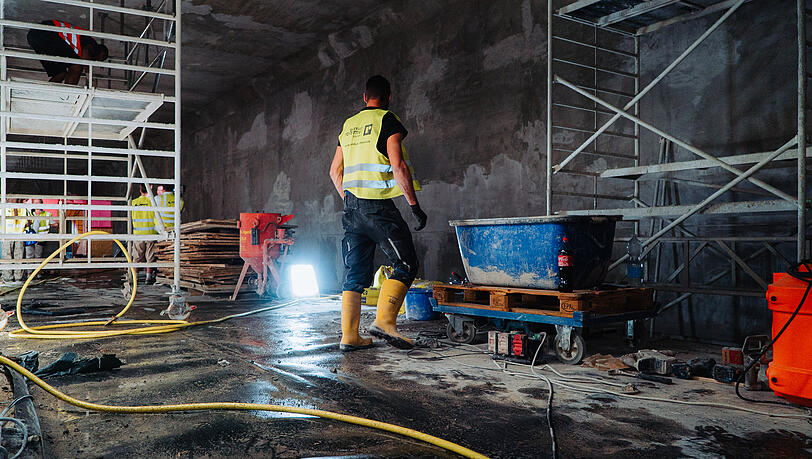 Frischer Beton trocknet an den Wänden und an der Decke im U-Bahnhof Goetheplatz. Die Bewehrungen darunter wurden ertüchtigt. Frischer Beton trocknet an den Wänden und an der Decke im U-Bahnhof Goetheplatz. Die Bewehrungen darunter wurden ertüchtigt.