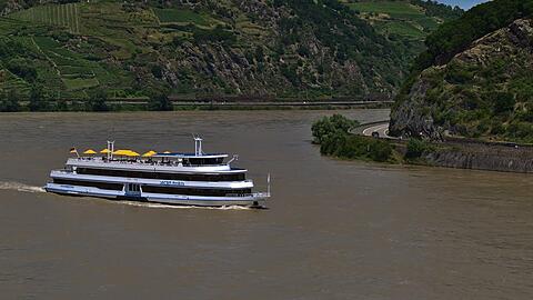 Wer in den kommenden Tagen &uuml;ber den Rhein schippern wollte, muss seine Pl&auml;ne umstellen.