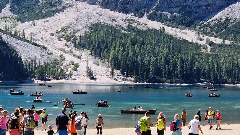Hotspot? Naja. Boote, Spaziergänger – aber in Maßen: So sieht es an einem Septembermittag am Pragser Wildsee aus. Hotspot? Naja. Boote, Spaziergänger – aber in Maßen: So sieht es an einem Septembermittag am Pragser Wildsee aus.