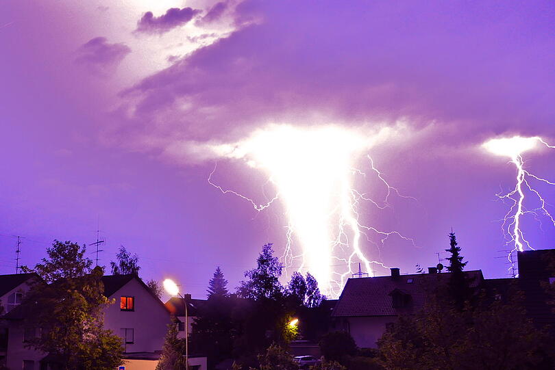 Spektakuläre Blitze beim heftigen Unwetter in Heimstetten. Die Bilder