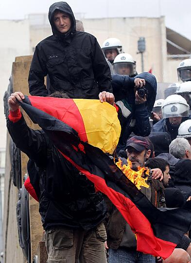 Am Rande einer Demonstration von rund 10 000
Menschen gegen das harte Sparprogramm der griechischen Regierung ist
es am Dienstag in Athen zu kleineren Zwischenfällen gekommen.