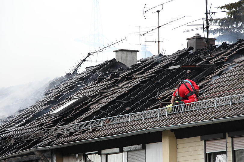 Rauchschwaden in Eiselfing: Ein Wohnhaus steht in Flammen.