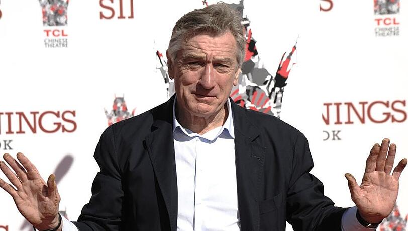 Klar, dass auch Robert De Niro bereits seine Hand- und Füßabdrücke vor dem Chinese Theatre in Los Angeles hinterließ Klar, dass auch Robert De Niro bereits seine Hand- und Füßabdrücke vor dem Chinese Theatre in Los Angeles hinterließ