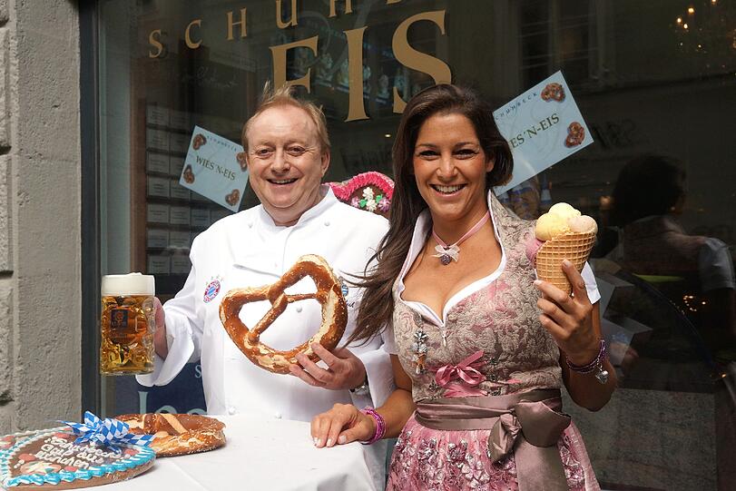 Editieren
Wer lieber ein leckeres Eis zum Schlecken für unterwegs hat, ist bei Sternekoch Schuhbeck und seiner Eisprinzessin Nina richtig! Stolz präsentieren sie das neue Wiesn-Eis.