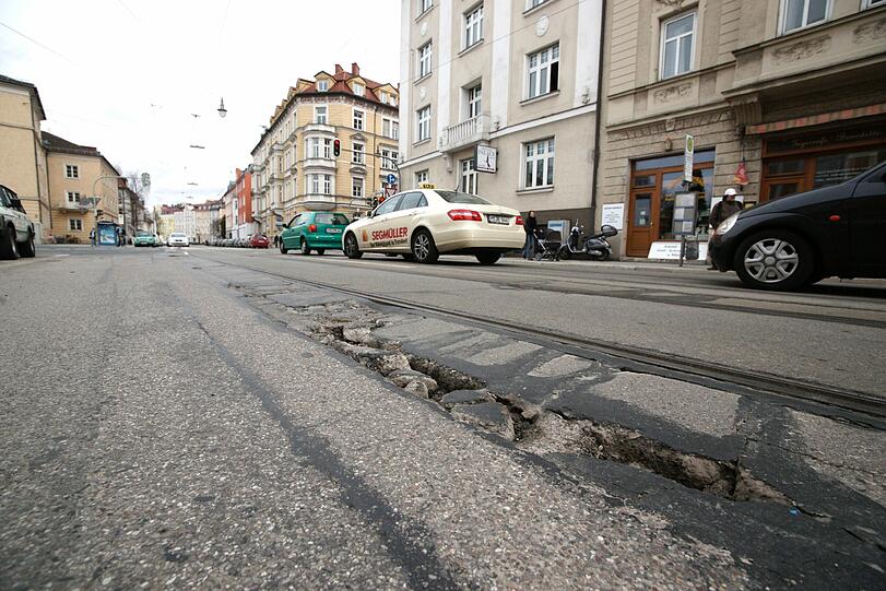 Morsche Straßen: Hier bröckelt die Tegernseer Landstraße vor sich hin.