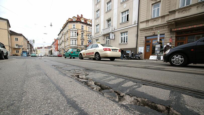 Morsche Straßen: Hier bröckelt die Tegernseer Landstraße vor sich hin. Morsche Straßen: Hier bröckelt die Tegernseer Landstraße vor sich hin.