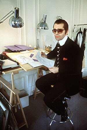 Der junge Lagerfeld am Zeichentisch: Im Jahr 1979 noch mit pechschwarzen Haaren.