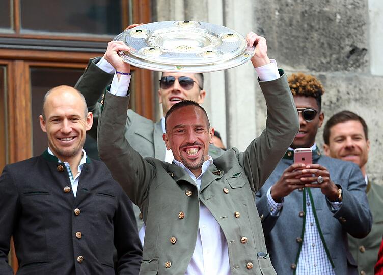 Am Sonntag feierte der FC Bayern (Männer wie Frauen) den Gewinn der Deutschen Meisterschaft. Tausende Fans waren auf den Marienplatz gekommen. Die Bilder.