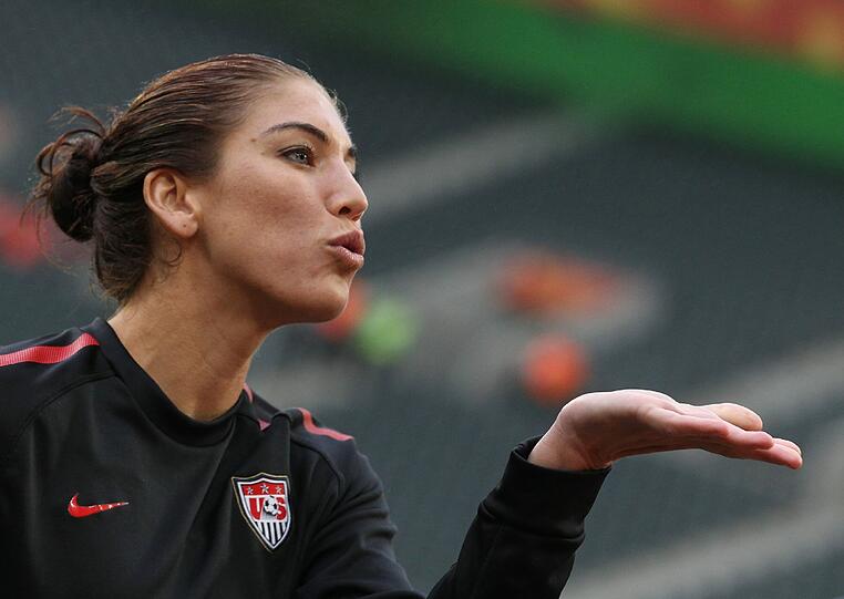 Die schönste Entdeckung der Frauen-WM: Hope Solo. Das Leben der USA-Torfrau soll jetzt sogar verfilmt werden. Ihre schönsten Bilder gibt's hier bei uns.
