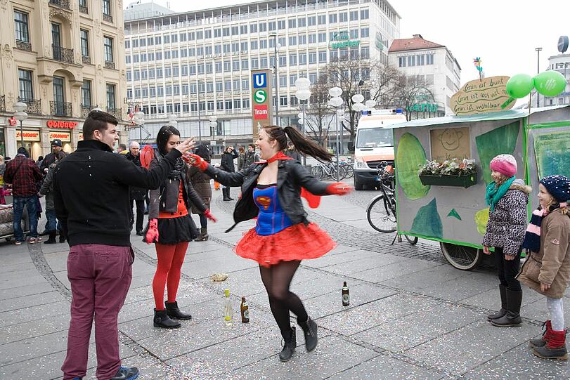Buntes Treiben am Faschingssonntag in der Innenstadt