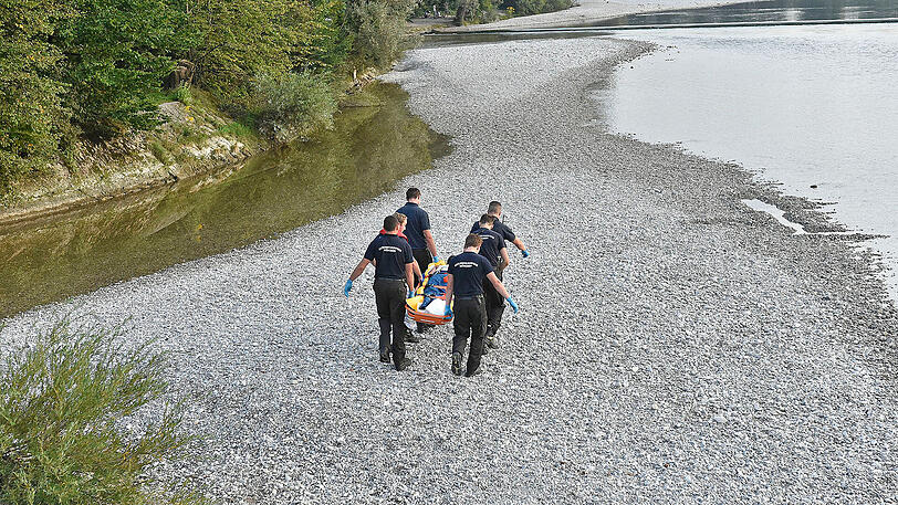 Einsatzkräfte der Feuerwehr brachten die verletzte Frau mit einer Trage ans Ufer.