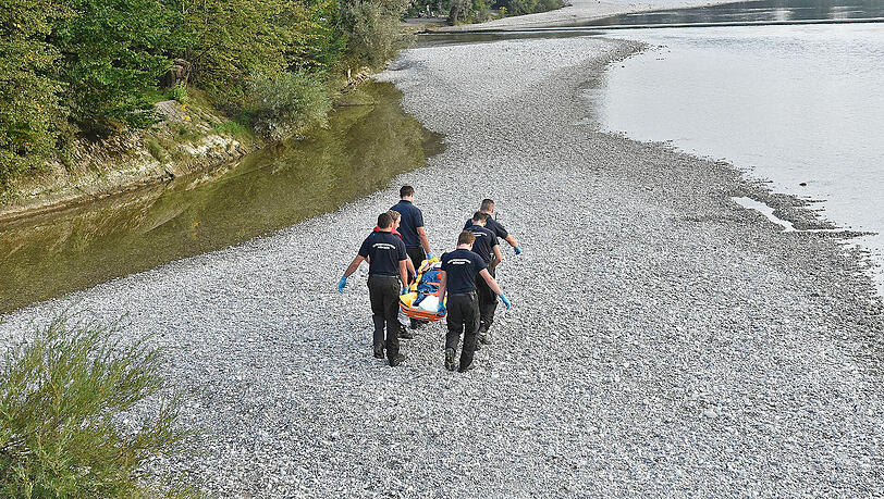 Einsatzkräfte der Feuerwehr brachten die verletzte Frau mit einer Trage ans Ufer. Einsatzkräfte der Feuerwehr brachten die verletzte Frau mit einer Trage ans Ufer.