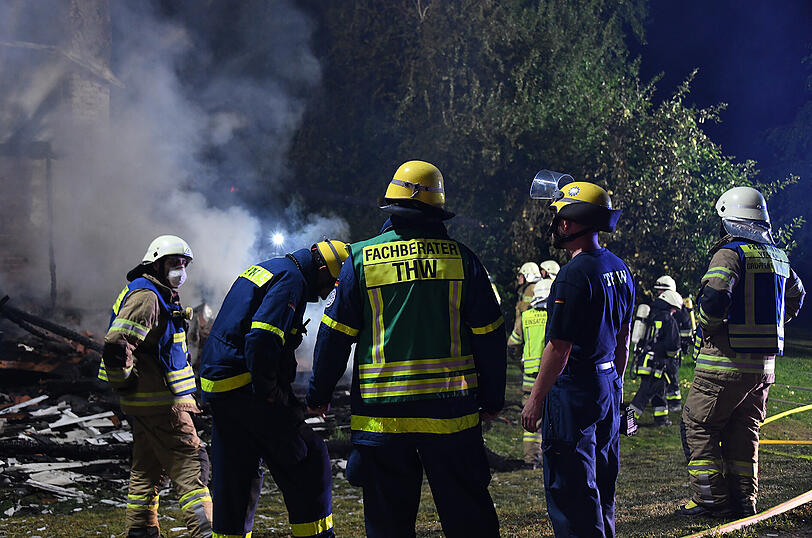 Der Brand kann erst in der Nacht gelöscht werden. Es entsteht ein hoher Sachschaden.