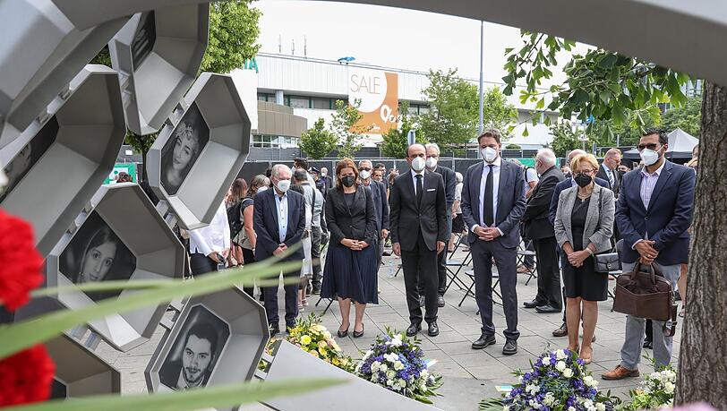 Gedenkfeier am Donnerstagnachmittag auf der Straße vor dem OEZ. Gedenkfeier am Donnerstagnachmittag auf der Straße vor dem OEZ.