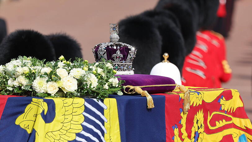 Der Sarg der Königin auf dem Weg ins Parlament. Darauf liegt die Krönungskrone, die von Elizabeths Ururgroßmutter Queen victoria stammt. Der Sarg der Königin auf dem Weg ins Parlament. Darauf liegt die Krönungskrone, die von Elizabeths Ururgroßmutter Queen victoria stammt.