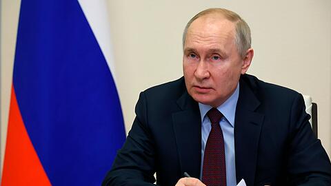 Wladimir Putin hat den Krieg gegen die Ukraine einmal mehr als einen Kampf gegen "Neonazis" verteidigt.