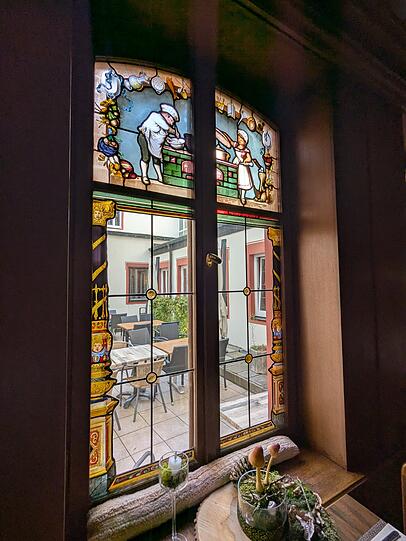 Was Timo Siller und Moritz Pfeifer besonders gefällt, sind zum Beispiel die bunt verzierten Fenster des Restaurants. Was Timo Siller und Moritz Pfeifer besonders gefällt, sind zum Beispiel die bunt verzierten Fenster des Restaurants.