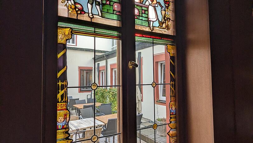 Was Timo Siller und Moritz Pfeifer besonders gefällt, sind zum Beispiel die bunt verzierten Fenster des Restaurants. Was Timo Siller und Moritz Pfeifer besonders gefällt, sind zum Beispiel die bunt verzierten Fenster des Restaurants.