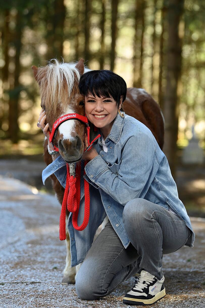 Glücklich mit Pferd: Jordi auf Gut Aiderbichl.