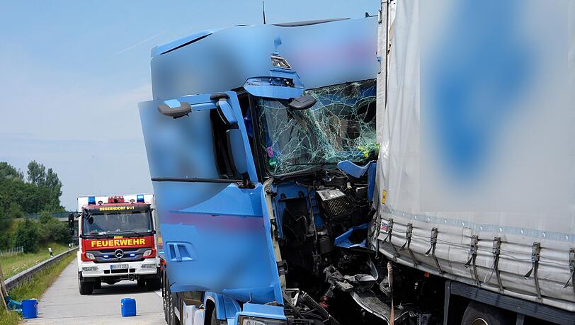 Bei dem Unfall auf der A93 wurde mindestens ein Mensch verletzt.