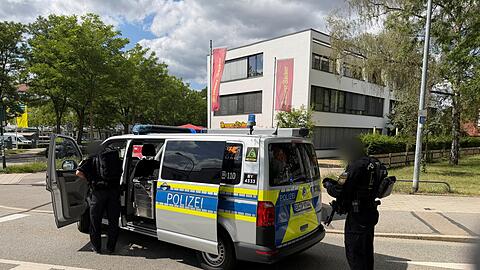 Laut Polizei wurde ein Mensch lebensbedrohlich verletzt.
