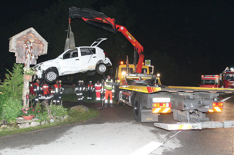 Schlimmer Unfall: Ein Mann fährt in die Priem und stirbt.