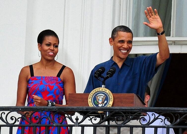Ausgelassen winkt Obama am Tag der Amtseinführung seinen Fans zu. Mit auf dem Balkon im Weißen Haus: Seine Frau Michelle.