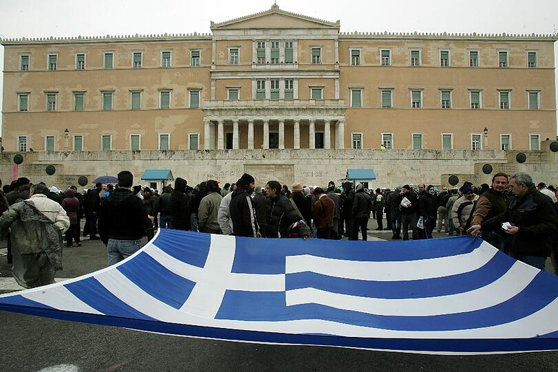 Brennende Geschäfte und Dutzende Verletzte: Stundenlange Krawalle begleiten in Athen die entscheidende Parlamentsdebatte. Immer wieder kam es jüngst zu Ausschreitungen. Die Bilder der vergangenen Tage aus Athen.