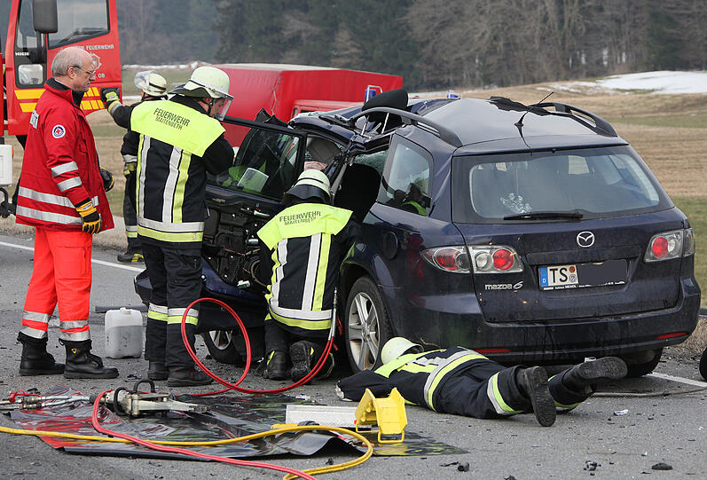 Schrecklicher Unfall auf der B12: Ein Auto fährt frontal auf einen entgegenkommenden Lkw und wird 30 Meter weit zurückgeschleudert. Der eingeklemmte Fahrer stirbt noch vor Ort.