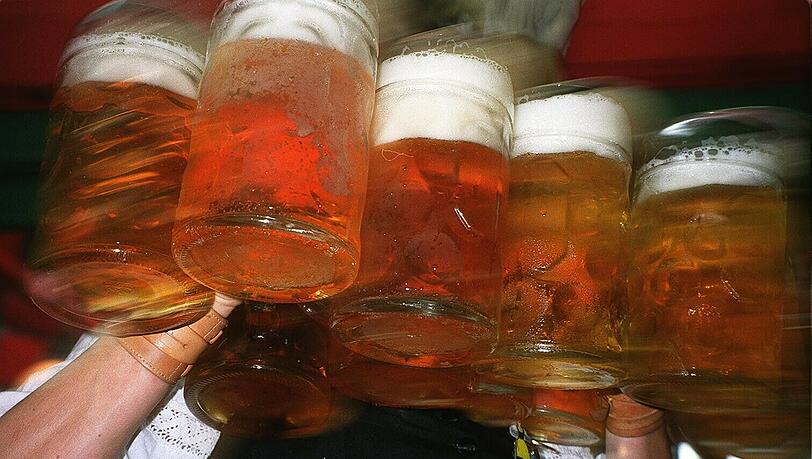 Nur Münchner Bier darf sich Wiesn-Bier nennen - auch wenn es zur Ablenkung "Wiesen-Bier" genannt wird. Nur Münchner Bier darf sich Wiesn-Bier nennen - auch wenn es zur Ablenkung "Wiesen-Bier" genannt wird.