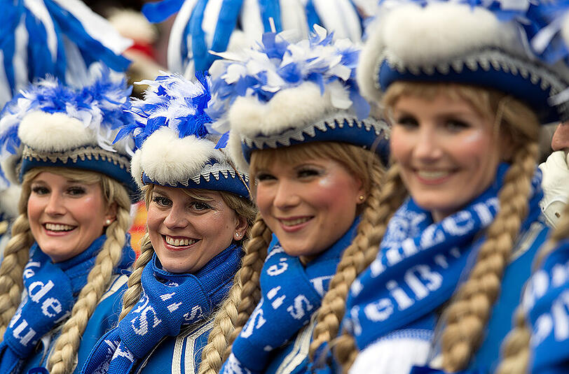 Närrinnen und Narren feiern am 11.11.2015 in Düsseldorf (Nordrhein- Westfalen) den Auftakt der neuen Karnevals-Saison. In Düsseldorf erwacht um 11:11 Uhr der Obernarr Hoppeditz.