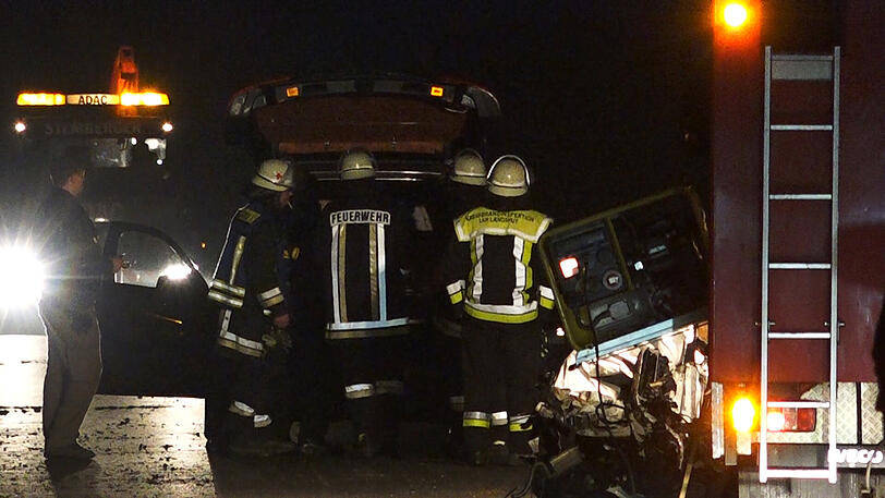 Der Wagen raste gegen einen Baum, entwurzelte ihn sogar. Der 35-jährige Fahrer starb noch am Unfallort.
