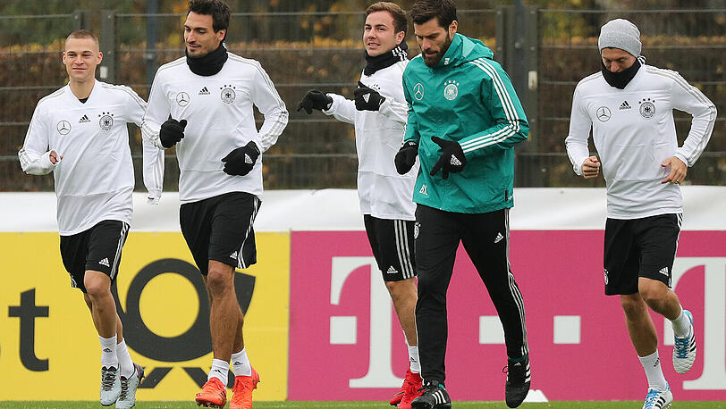 DFB-Fitnesstrainer Yann-Benjamin Kugel mit Joshua Kimmich, Mats Hummels, Mario Götze und Toni Kroos (von links) beim Aufwärmen.