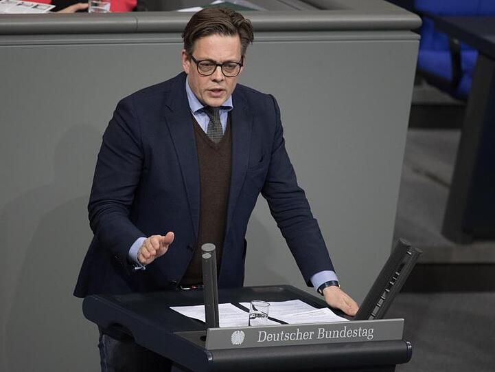 Konstantin von Notz (Grünen) spricht bei einer Bundestagssitzung. Foto: Jörg Carstensen/dpa/Archivbild