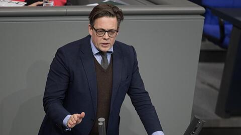 Konstantin von Notz (Grünen) spricht bei einer Bundestagssitzung. Foto: Jörg Carstensen/dpa/Archivbild