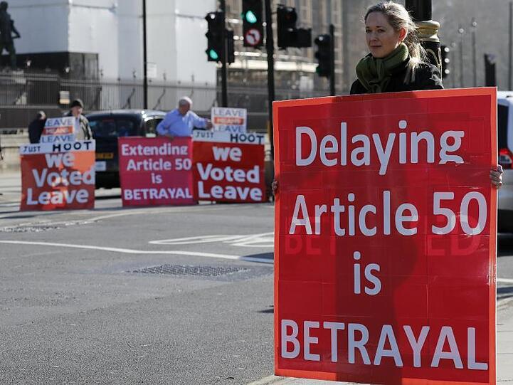 Pro-Brexit-Demonstranten vor dem britischen Parlament: "Verschieben des Artikel 50 ist Betrug". Der Artikel regelt den Austritt eines Landes aus der EU.