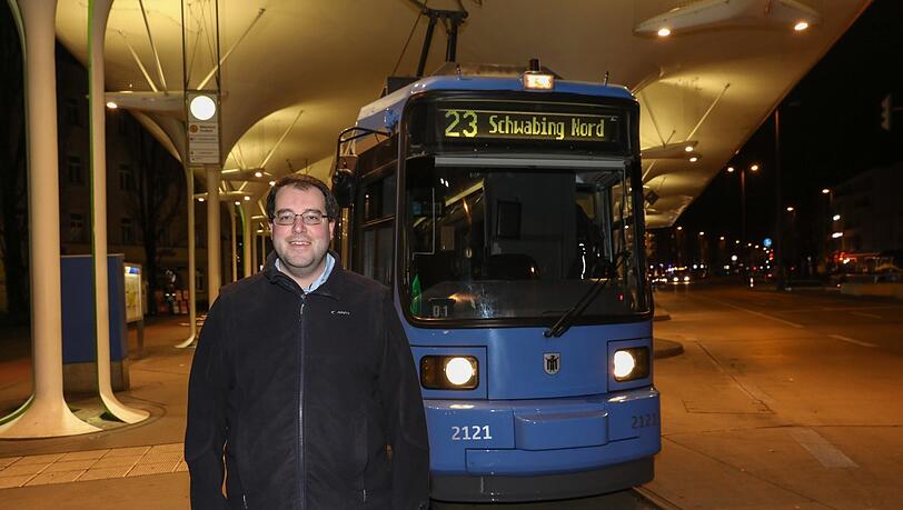 Andreas Morr fährt seine Tram fast durchweg leer durch die Nacht. Andreas Morr fährt seine Tram fast durchweg leer durch die Nacht.