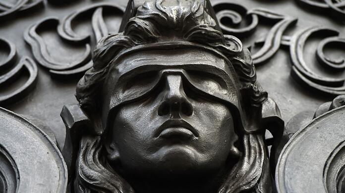 Eine Figur der blinden Justitia.