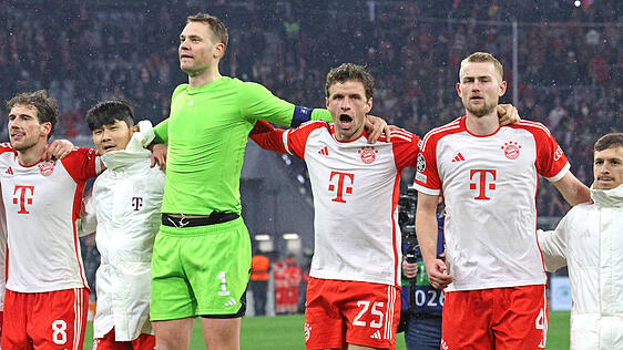 Die Bayern-Stars bejubeln das Weiterkommen gegen Lazio.